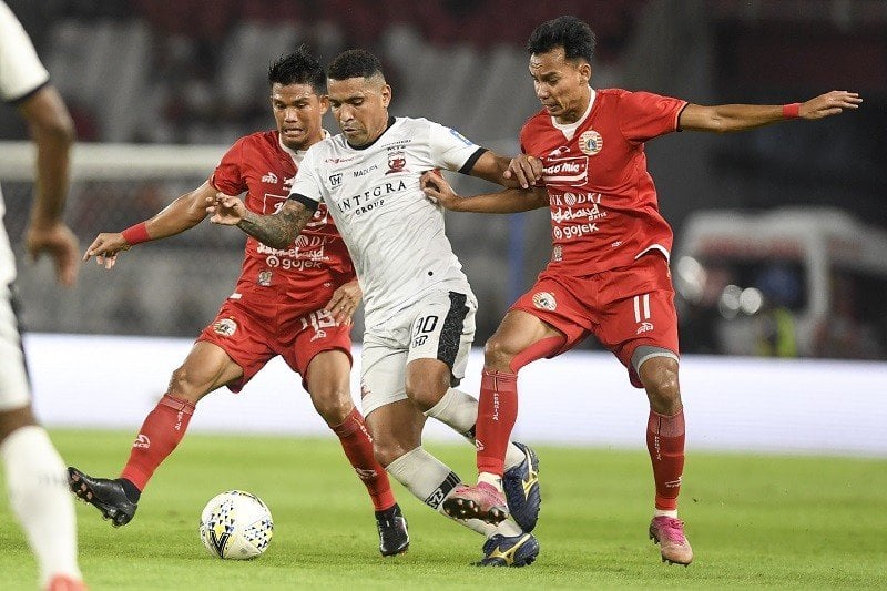 Striker Madura United, Beto Goncalves (tengah). [ANTARA FOTO/Hafidz Mubarak]