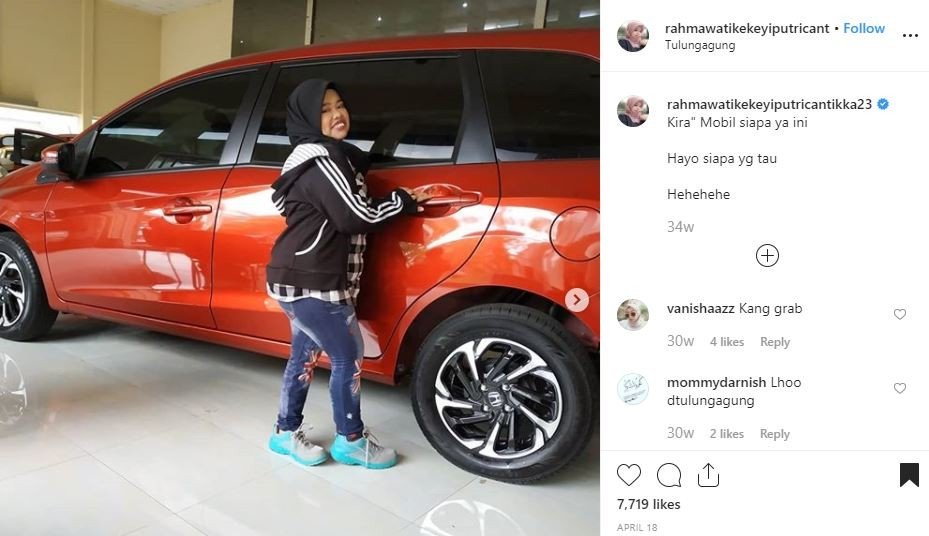 Kekeyi dan mobil.[Instagram/RahmawatiKekeyiPutri]