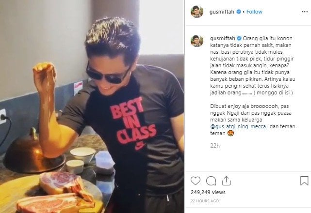 Gus Miftah bergaya ala chef Salt Bae. (Instagram/@gusmiftah)