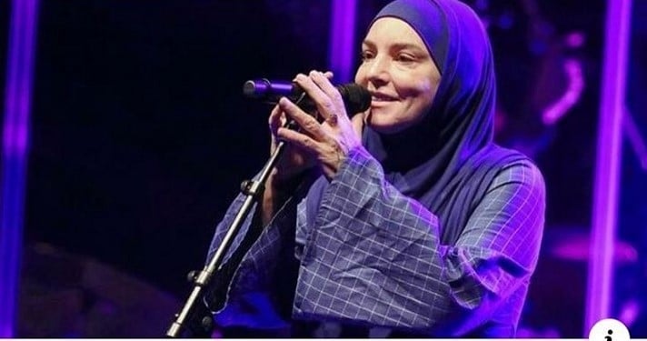 Sinead O'Connor saat tampil di London. [Instagram]