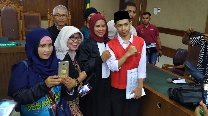 Terdakwa Dede Luthfi Alfiandi (20) bersama tim kuasa hukum usai menjalani sidang di PN Jakpus. (Suara.com/Stephanus Aranditio).