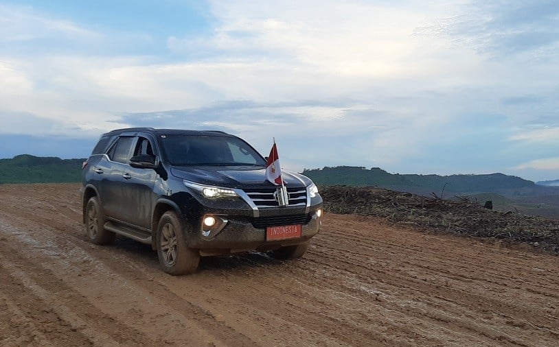 Tinjauan Presiden Joko Widodo ke calon Ibu Kota NKRI di Penajam Paser Utara bersama Toyota Land Cruiser [Suara.com/Ummi Hadyah Saleh].