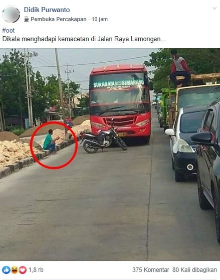 Bus yang lawan arus dihadang pakai motor, pemotornya nyantai di pinggir jalan. (Facebook/Didik Purwanto)