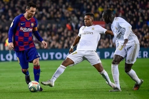 Laga El Clasico jilid pertama antara Barcelona vs Real Madrid harus berakhir imbang 0-0. (JOSE JORDAN / AFP)