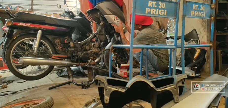 Pengerjaan Motor 'Yahonda Grandmax'. (Youtube/BAPAK MUSTOFA KEPALA JENGGOT)