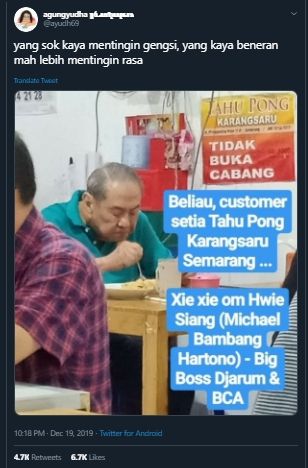 Michael Bambang Hartono tertangkap kamera makan tahu pong. (Twitter/ayudh69)