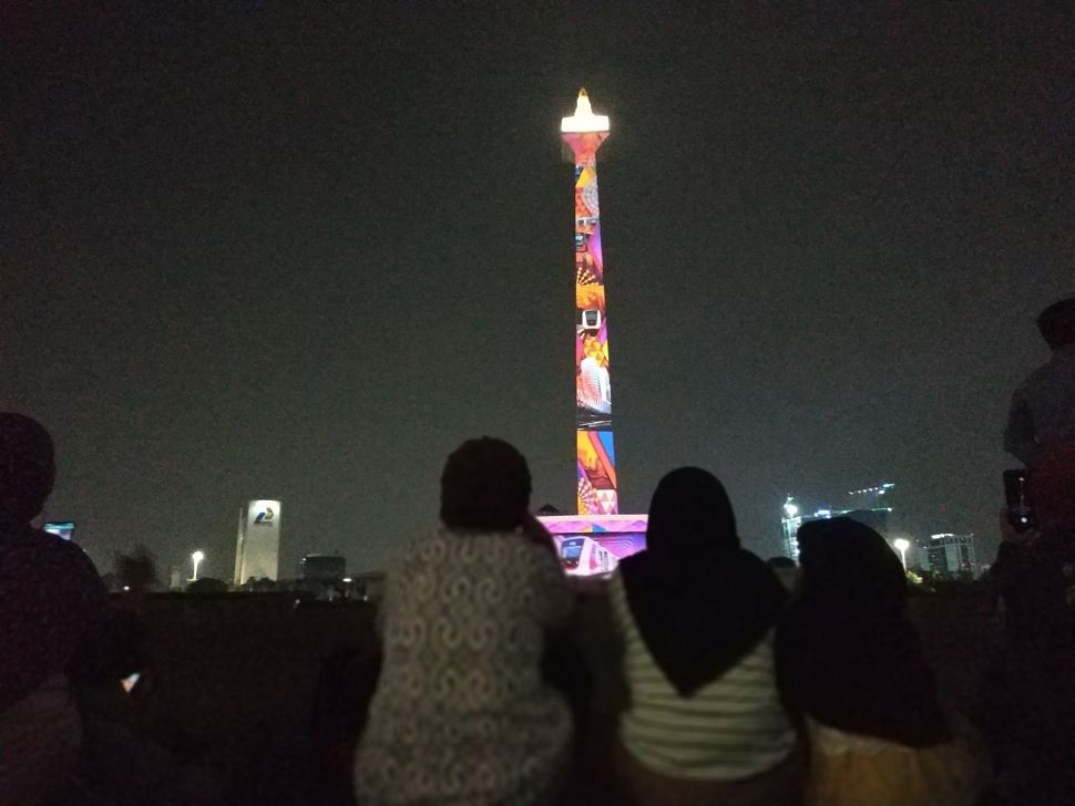 Uji coba pertunjukkan video mapping di Monas, Jakarta pada Jumat malam (20/12/2019). [Suara.com/Fakhri Fuadi]