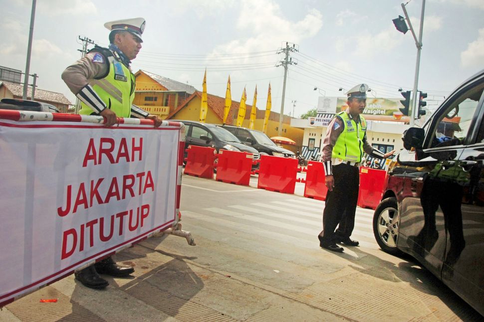 Urai Kepadatan di Jalan Tol  Polisi Tutup Gerbang Tol  Arah 
