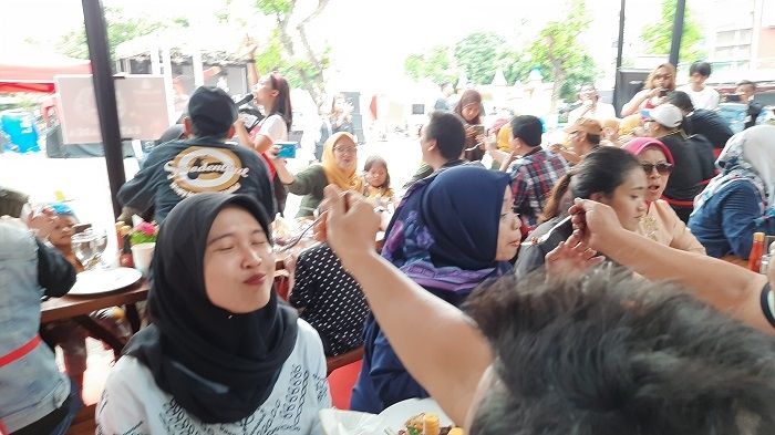 Acara bertajuk 'Suami Sejati Masak' diselenggarakan tepat di Hari Ibu, 22 Desember 2019 ini di kawasan lapangan parkir Carrefour Lebak Bulus, Jakarta Selatan. (Suara.com/Risna Halidi)