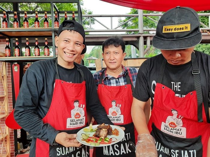 Acara bertajuk 'Suami Sejati Masak' diselenggarakan tepat di Hari Ibu, 22 Desember 2019 ini di kawasan lapangan parkir Carrefour Lebak Bulus, Jakarta Selatan. (Suara.com/Risna Halidi)