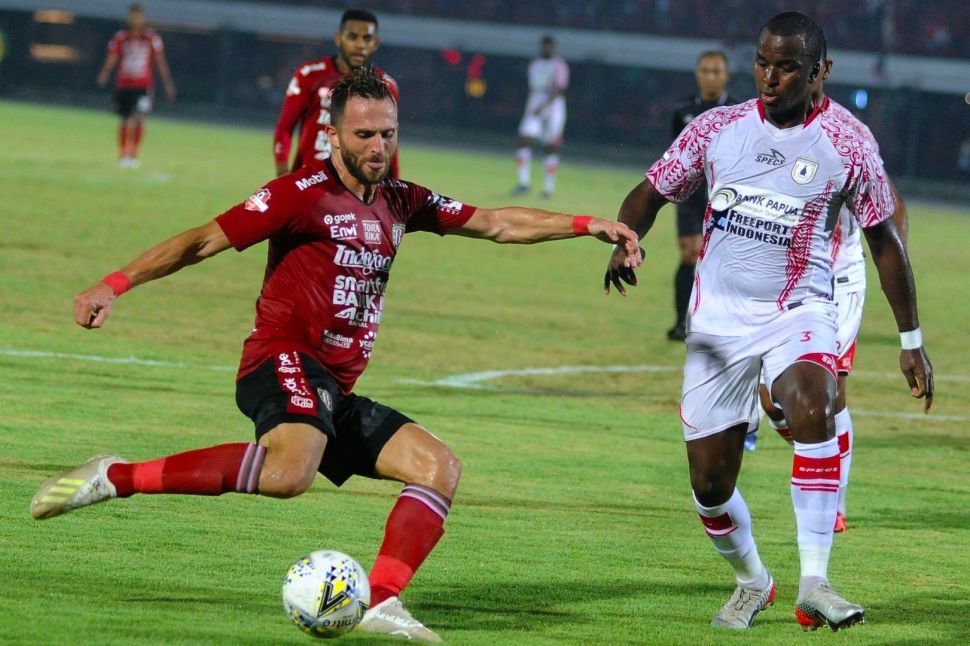 Pesepak bola Bali United Ilija Spasojevic (kiri) berebut bola dengan pesepak bola Persipura Jayapura Andre Ribeiro Dos Santos (kanan) saat pertandingan Liga 1 2019 di Stadion Kapten I Wayan Dipta, Gianyar, Bali, Minggu (8/12/2019). ANTARA FOTO/Fikri Yusuf