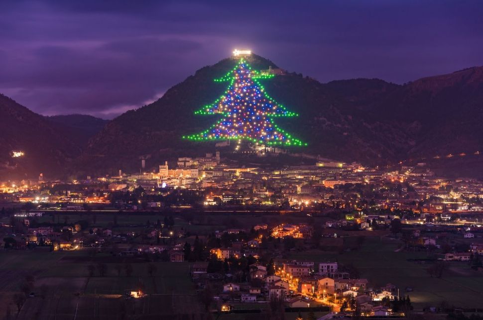 Pohon Natal di Gubbio, Italia. (Shutterstock)