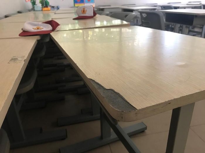 Meja dan kursi hasil pengadaan tahun 2018 Dinas Pendidikan Jakarta yang sudah rusak di SDN 07 Kalibata. [Suara.com/Kumparan]
