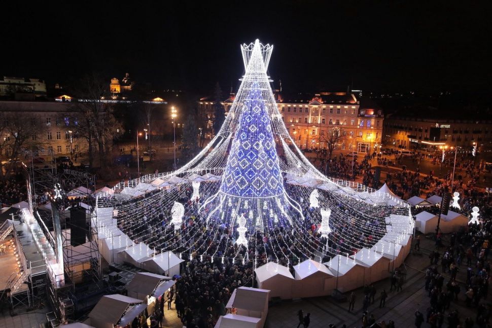 Pohon Natal di Vilnius, Lithuania. (Shutterstock)