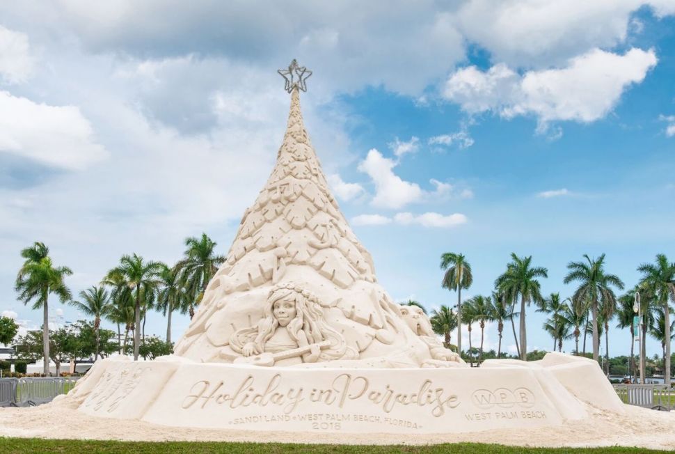 Pohon Natal dari Pasir di West Palm Beach, Florida. (City of West Palm Beach)