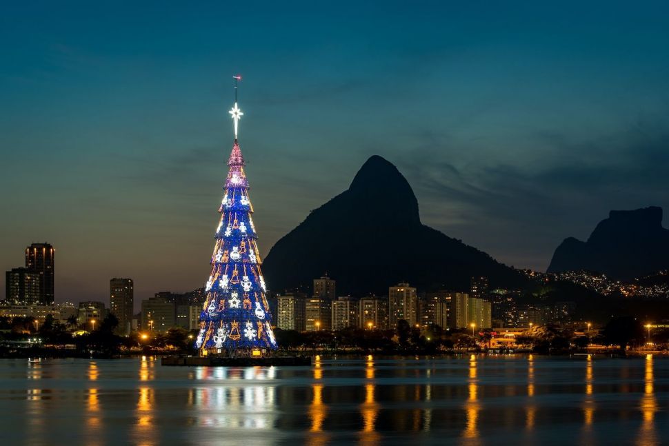 Pohon Natal Mengambang di Rio de Janeiro, Brasil. (Shutterstock)