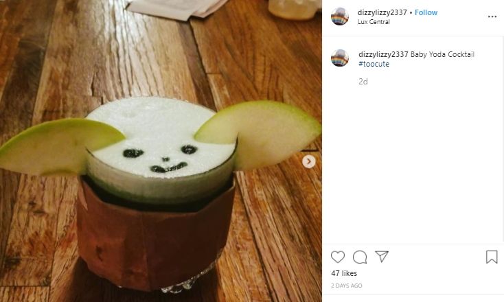 Cocktail bertema Baby Yoda. (Instagram/@dizzylizzy2337)