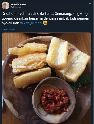 Putri Gus Mus cicipi singkong yang dihidangkan dengan sambal di Semarang. (Twitter/@tsuroya)