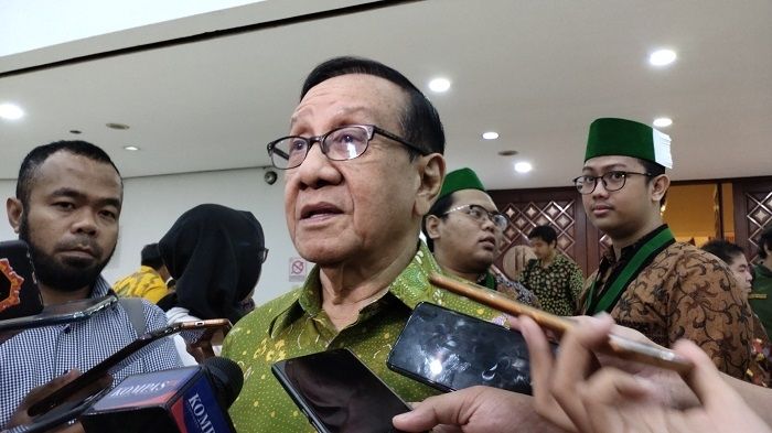 Ketua Dewan Kehormatan Partai Golkar Akbar Tanjung.(Suara.com/Ria Rizki).