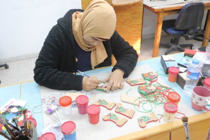 Salah satu tujuan dari proyek ini adalah untuk memberdayakan warga tunarungu agar tetap bisa mendapat penghasilan. [ABC Indonesia/Atfaluna Society for Deaf Children]