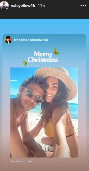 Valentino Rossi memanfaatkan liburan Nataru bersama sang kekasih, Francesca Sofia Novello. [Instagram/valeyellow46]