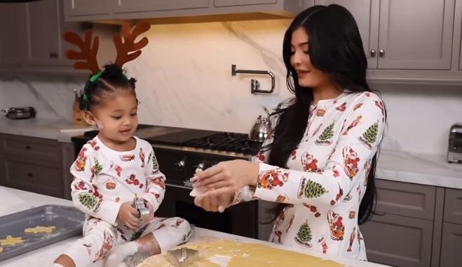 Kylie Jenner dan Stormi Webster membuat kue Natal bersama. (YouTube/Kylie Jenner)