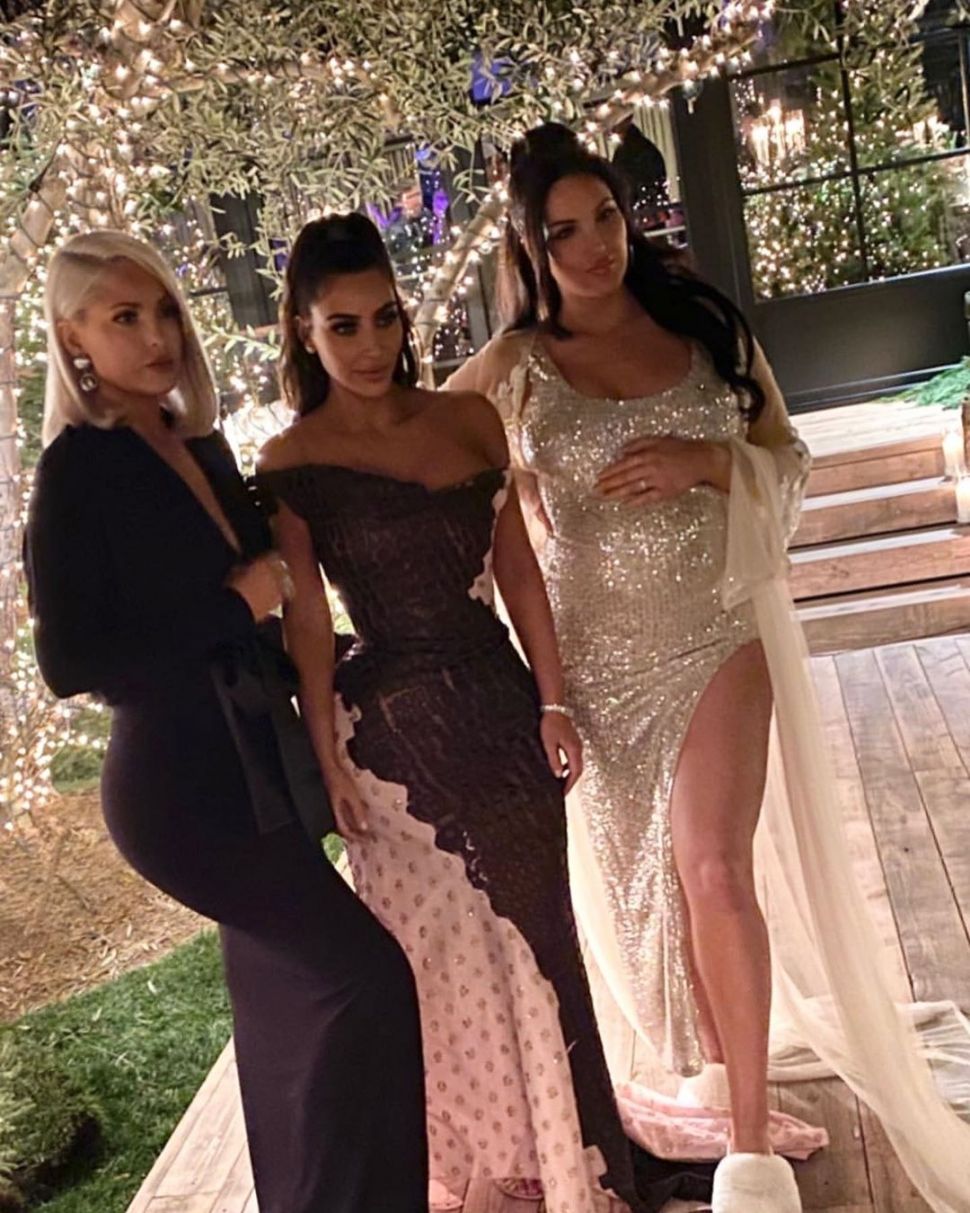 Suasana pesta Natal Keluarga Kardashian-Jenner. (Instagram/@kimkardashiansnapchat)