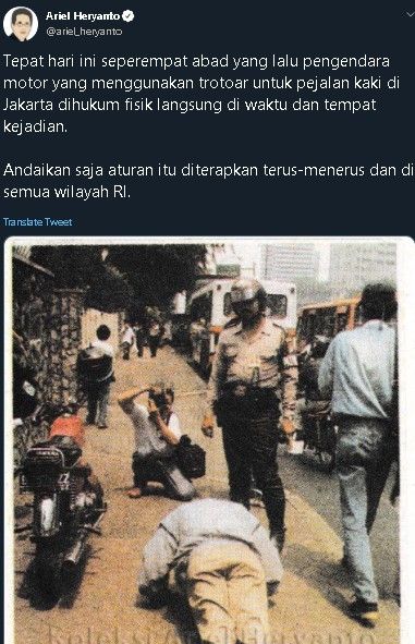 Profesor unggah foto pemotor zaman dahulu dihukum fisik jika menerobos trotoar. (Twitter/@ariel_heryanto)