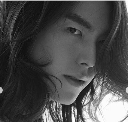  Kim Woo Bin Kini Tampil dengan Rambut Gondrong. (Instagram)