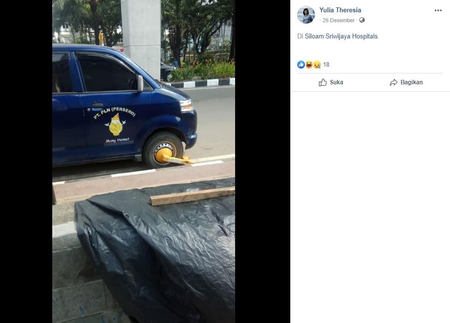Mobil PLN kena gembok Dishub. (Facebook/Yulia Theresia)