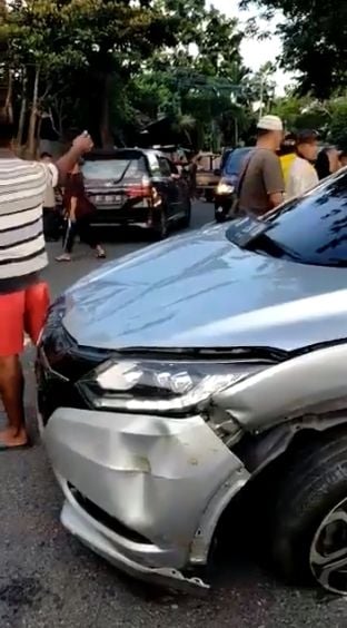 Pemobil mabuk tewaskan petugas penyapu jalan. (Facebook/Erna Ekawati)