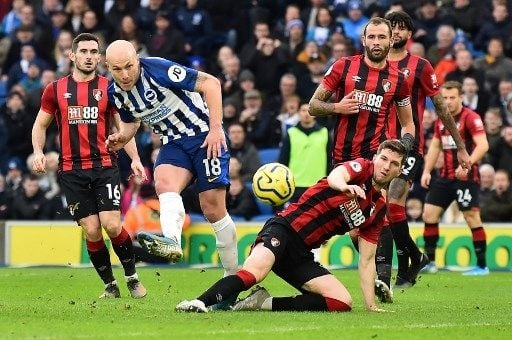 Pemain Brighton Aaron Mooy mencetak gol ke gawang Bournemouth dalam pertandingan Liga Inggris, Sabtu (28/12/2019). [AFP]