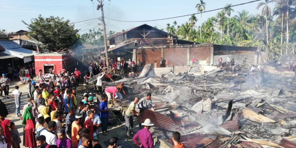 Masjid Taqarrub dan sejumlah bangunan kedai di Gampong Alue Bungkoh, Ibu Kota Kecamatan Pirak Timu, Aceh Utara, ludes terbakar, Sabtu (28/12/2019) pagi. [Portalsatu]