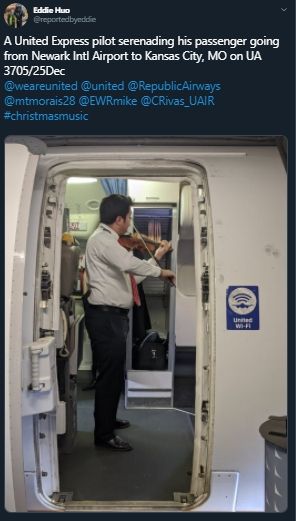 Pilot mainkan alat musik biola di pesawat. (Twitter/@reportedbyeddie)