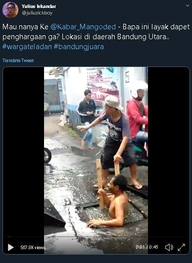 Aksi heroik pria menyelam di gorong-gorong atasi banjir. (Twitter/@juliuzickboy)