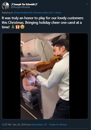 Pilot mainkan alat musik biola di pesawat. (Twitter/@stringandrudder)
