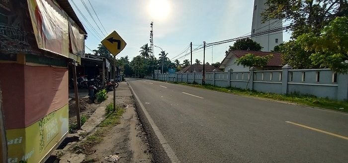 Suasana jalan di Kabupaten Lebak, Banten, jelang perayaan tahun baru. (Suara.com/Yandhi)