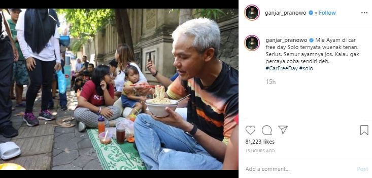 Ganjar Pranowo makan mie ayam lesehan di Solo. (Instagram/@ganjar_pranowo)