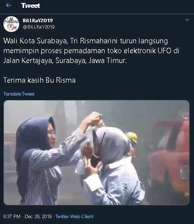 Wali Kota Risma ikut memadamkan api. (Twitter/@BiLLRaY2019)