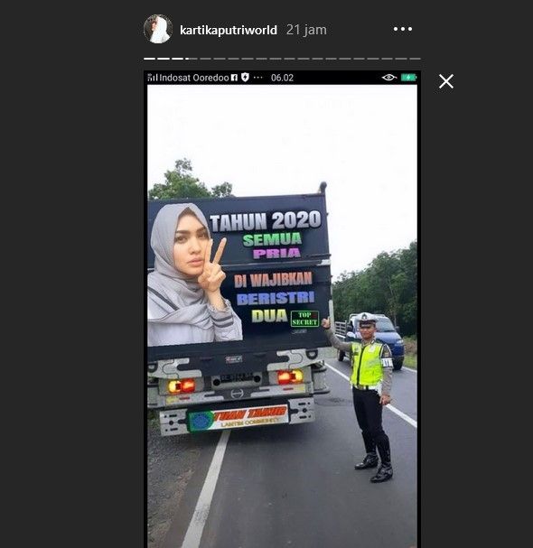 Foto Kartika Putri di belakang sebuah truk dan berisi tulisan dukungan terhadap poligami. [Instagram]