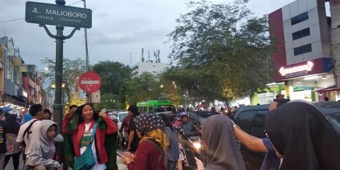 Kawasan Malioboro mulai ramai didatangi pengunjung pada malam pergantian tahun 2019 - 2020, Rabu (31/12). [Suara.com/Putu Ayu Palupi]