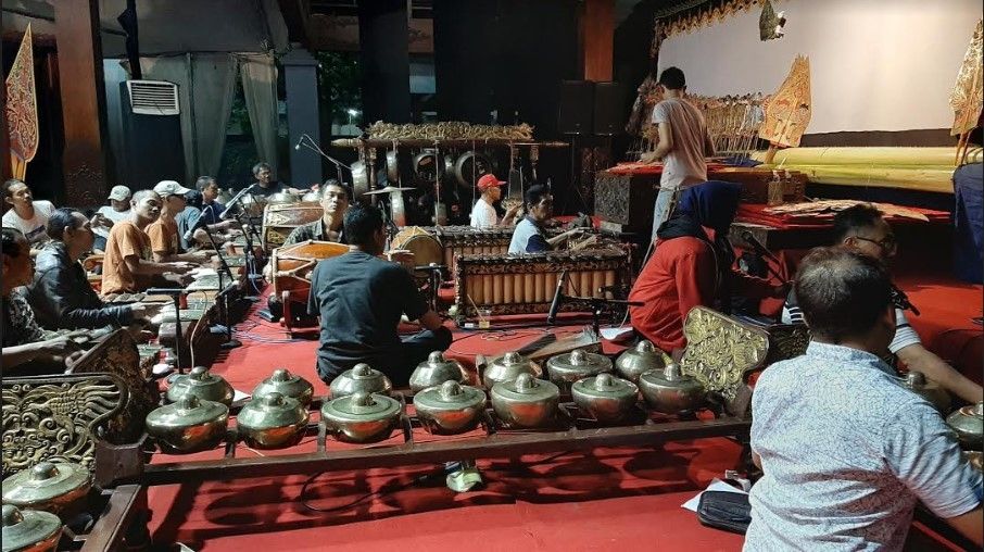 Persiapan Pertunjukan Wayang Semalam Suntuk di Anjungan Jawa Timur TMII. (Suara.com/Dini Afrianti Efendi)