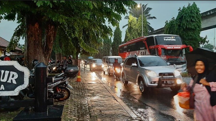 TMII Diguyur Hujan Jelang Malam Tahun Baru. (Suara.com/Dini Afrianti Efendi)