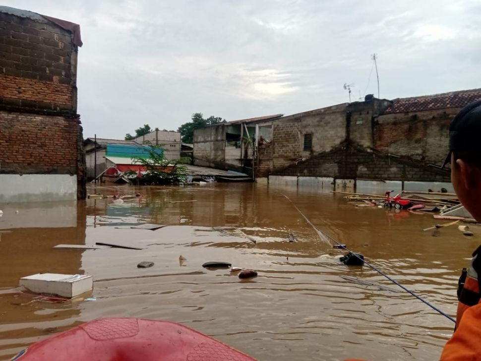 Kawasan Cipinang Melayu, Jakarta Timur menjadi kawasan terparah terdampak banjir DKI Jakarta, Rabu (1/1/2020). Bahkan, ketinggian air mencapai atap rumah. [Suara.com/Yosea Arga Pramudita]