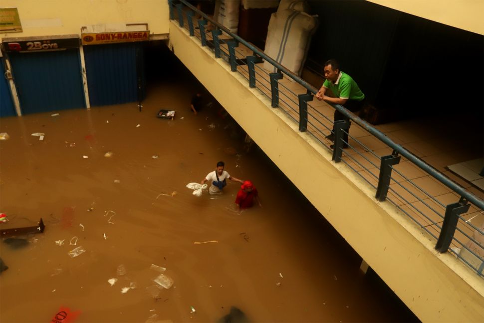 Banjir  merendam Pasar Cipulir, Jakarta Selatan, Rabu (1/1).   [Suara.com/Angga Budhiyanto]