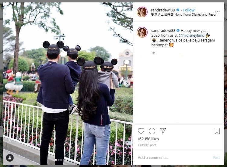 Gaya Liburan Sandra Dewi dan Keluarga di Hong Kong Disneyland (instagram.com/sandradewi88)