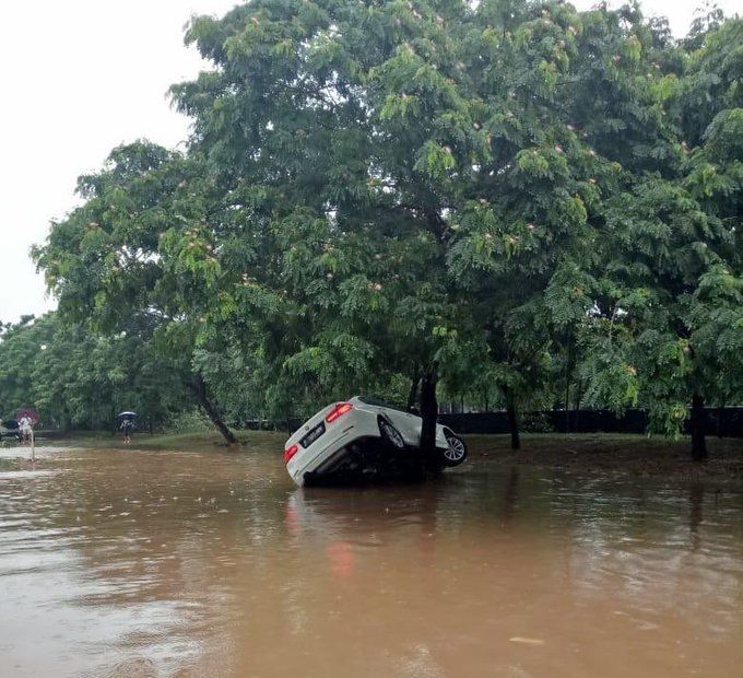 Viral mobil BMW yang terseret arus banjir. (Twitter/@1st_mate)