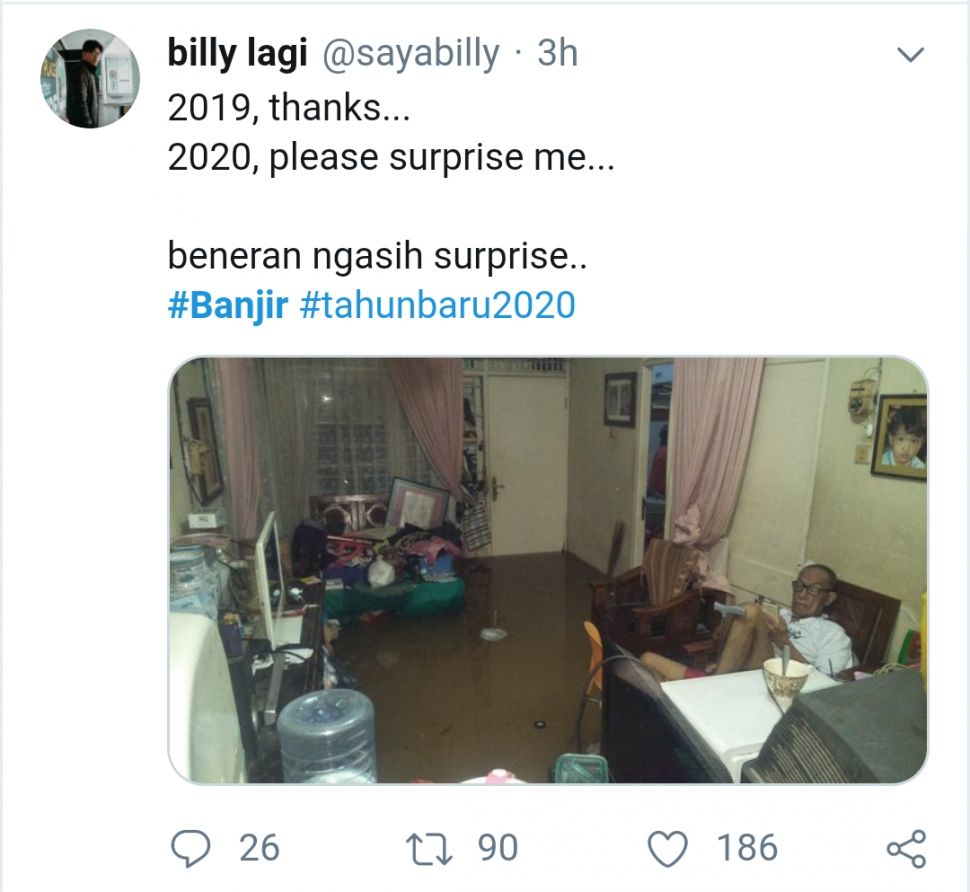 Cuitan warganet terkait banjir di hari pertama 2020 beserta foto situasi banjir. [Twitter/captured]