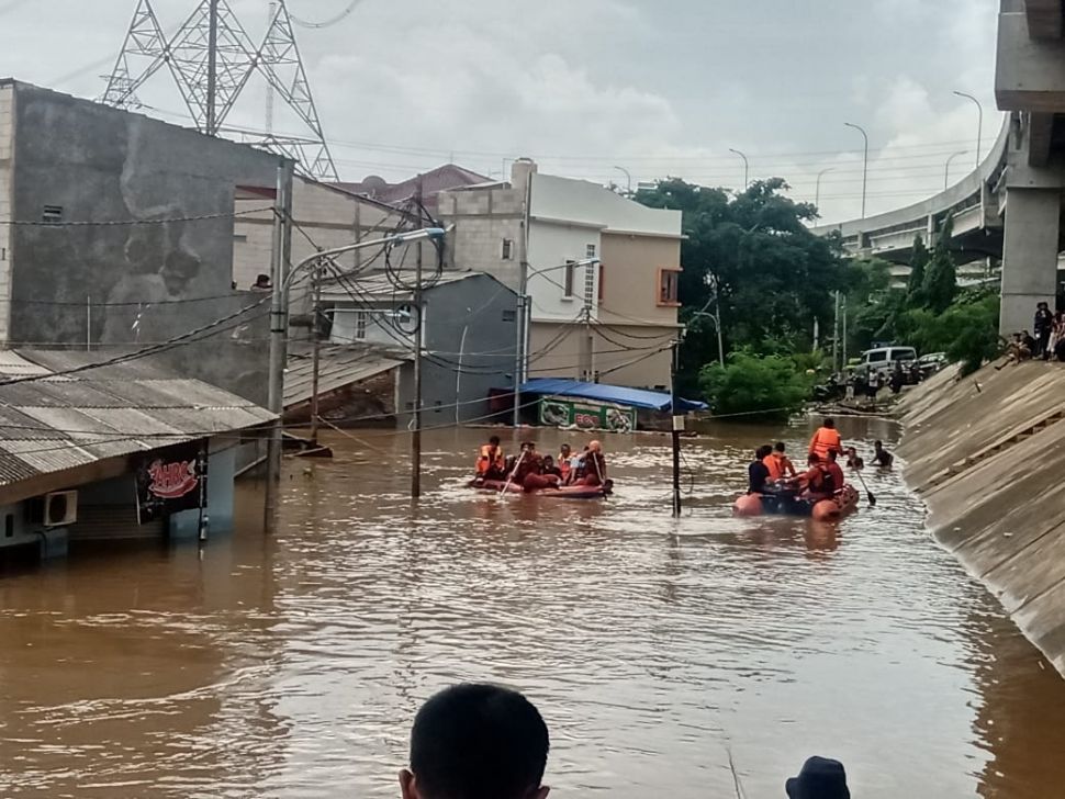 Kawasan Cipinang Melayu, Jakarta Timur menjadi kawasan terparah terdampak banjir DKI Jakarta, Rabu (1/1/2020). Bahkan, ketinggian air mencapai atap rumah. [Suara.com/Yosea Arga Pramudita]