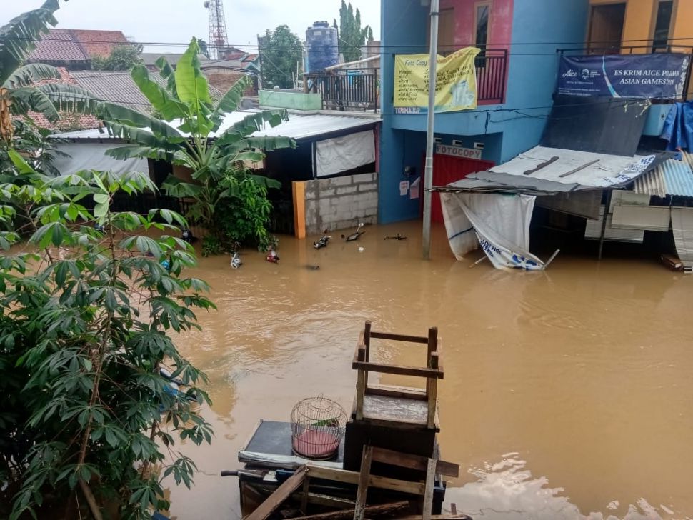 Kawasan Cipinang Melayu, Jakarta Timur menjadi kawasan terparah terdampak banjir DKI Jakarta, Rabu (1/1/2020). Bahkan, ketinggian air mencapai atap rumah. [Suara.com/Yosea Arga Pramudita]